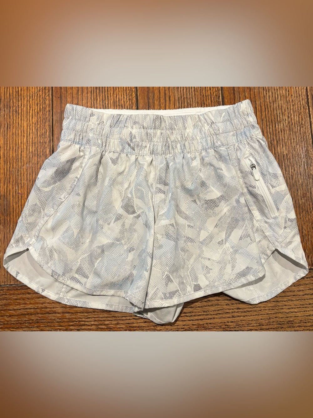 Lululemon Hotty Hot HR Lined Shorts Size 6 Grey White Patterned Run Workout